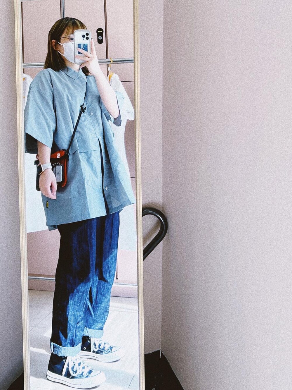 レッド系のショルダーバッグ、ブルー系のジャケット/アウター、ブルー系のパンツを着用したレディースの春コーディネートの2枚目の写真