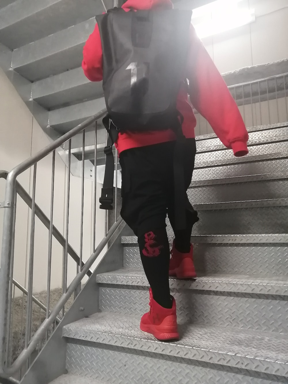 「春コーデ、ootd、11by boris bidjan saberi、underarmour、Y-3、neos、GROUND Y、赤、赤×黒、赤コーデ、ストリートコーデ、ストリート系、まっく、非常階段、オーバーサイズ」｜「UNDER ARMOURのアイテム（スニーカー、レッド系）」を使った、まっくさん（メンズ・175cm）の春コーディネートの5枚目の写真