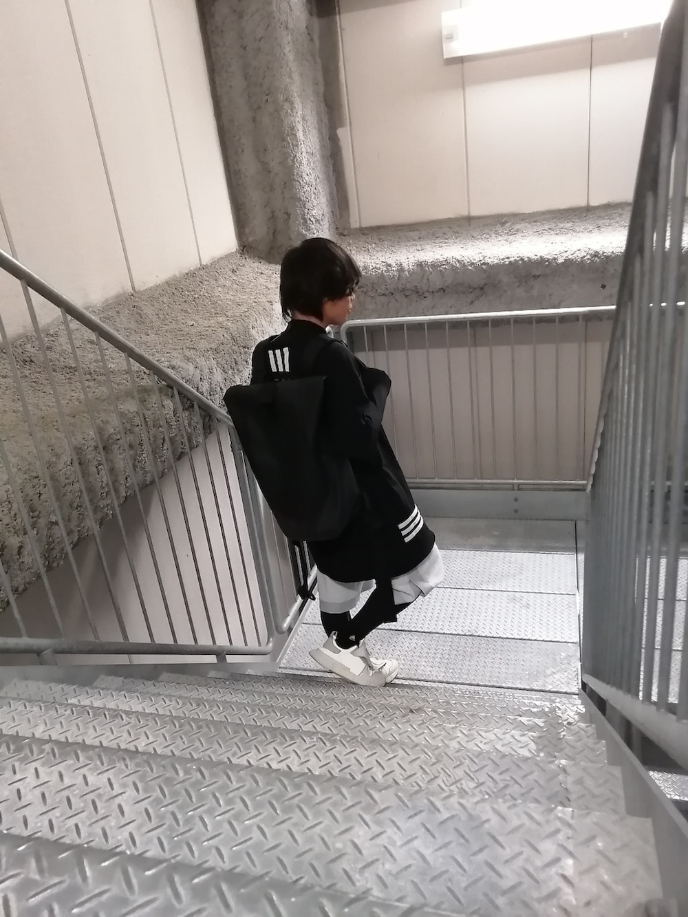 「モノトーン、大人コーデ、ストリート、まっく、Y-3、adidas、OY、11 by boris bidjan saberi、今日のコーデ、ootd、モードストリート、オーバーサイズ、夏コーデ、シャツ、スニーカー」｜「adidasのアイテム（スニーカー、ホワイト系）」を使った、まっくさん（メンズ・175cm）の春コーディネートの2枚目の写真