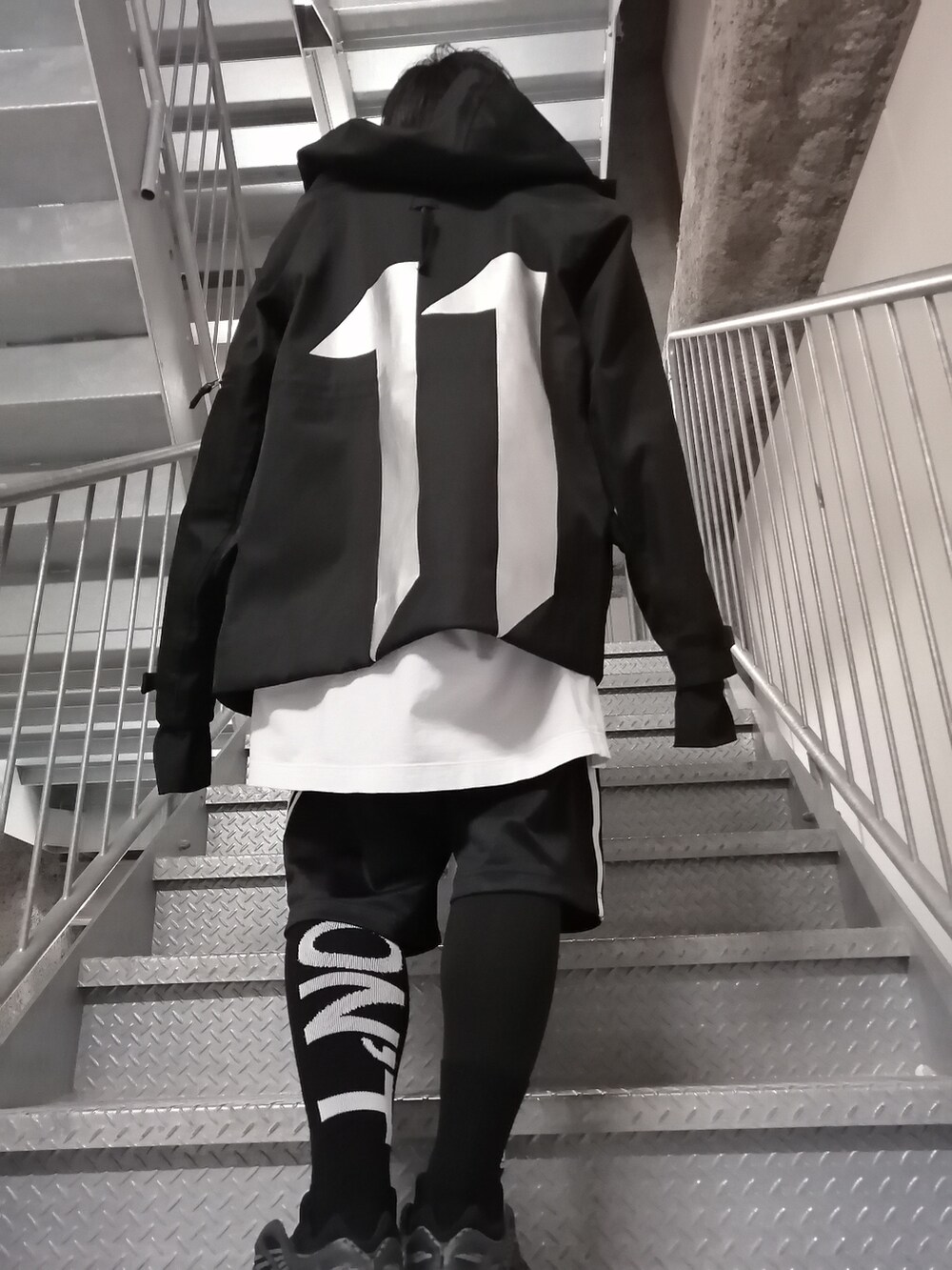 ブラック系のスニーカー、ブラック系のパンツ、ブラック系のバックパック/リュックを着用したメンズの春コーディネートの2枚目の写真