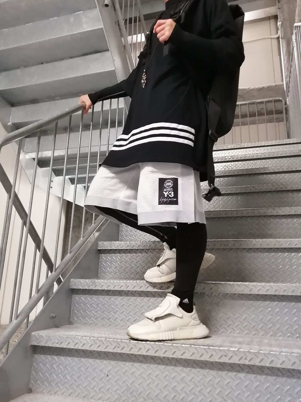 「モノトーン、大人コーデ、ストリート、まっく、Y-3、adidas、OY、11 by boris bidjan saberi、今日のコーデ、ootd、モードストリート、オーバーサイズ、夏コーデ、シャツ、スニーカー」｜「adidasのアイテム（スニーカー、ホワイト系）」を使った、まっくさん（メンズ・175cm）の春コーディネートの5枚目の写真