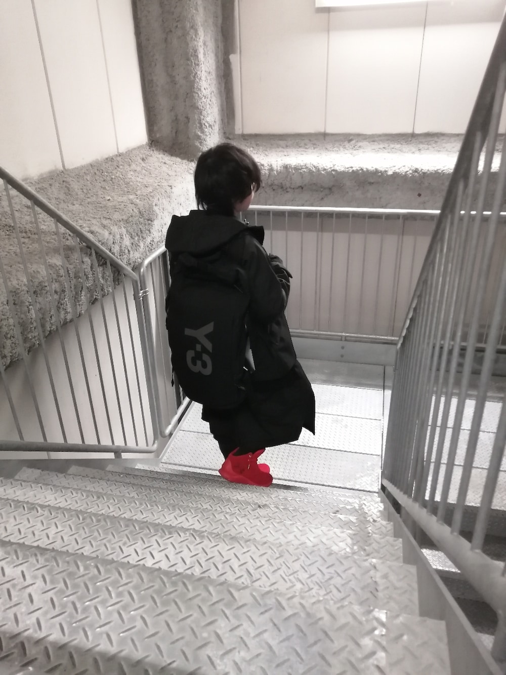 レッド系のスニーカー、ブラック系のパンツ、ブラック系のジャケット/アウターを着用したメンズの春コーディネートの2枚目の写真