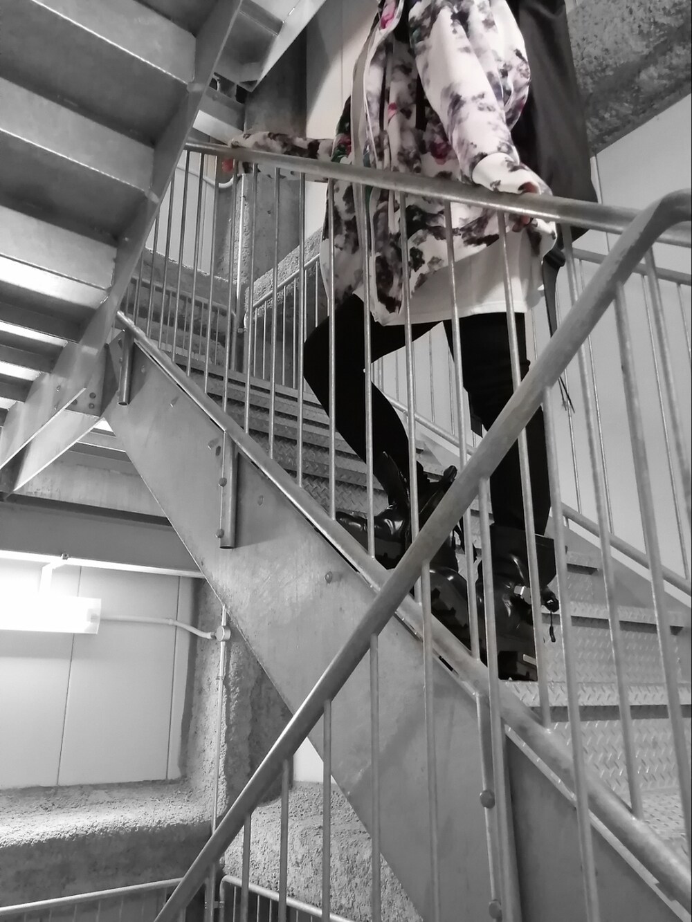 ブラック系のブーツ、ブラック系のパンツ、その他のトップスを着用したメンズの春コーディネートの5枚目の写真