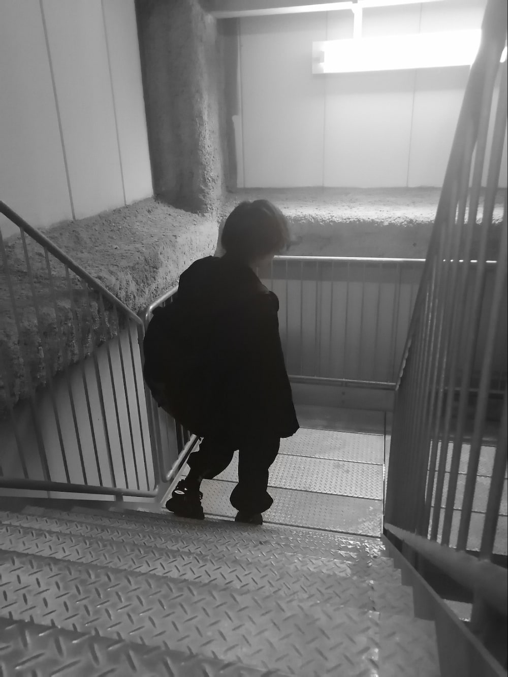 ブラック系のカーゴパンツ、ブラック系のスニーカー、ブラック系のテーラードジャケットを着用したメンズの春コーディネートの2枚目の写真