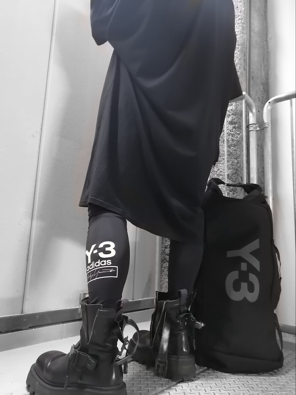 「ごきげんウィーク、ootd、春コーデ、今日のコーデ、夏コーデ、まっく、地雷、ストリートコーデ、ストリートファッション、ストリート系、ブーツ、シャツスタイル、レギンス、お洒落さんとつながりたい、はるコーデ」｜「EYTYSのアイテム（ブーツ、ブラック系）」を使った、まっくさん（メンズ・175cm）の春コーディネートの5枚目の写真
