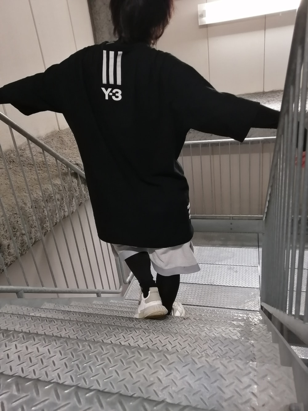 「モノトーン、大人コーデ、ストリート、まっく、Y-3、adidas、OY、11 by boris bidjan saberi、今日のコーデ、ootd、モードストリート、オーバーサイズ、夏コーデ、シャツ、スニーカー」｜「adidasのアイテム（スニーカー、ホワイト系）」を使った、まっくさん（メンズ・175cm）の春コーディネートの3枚目の写真