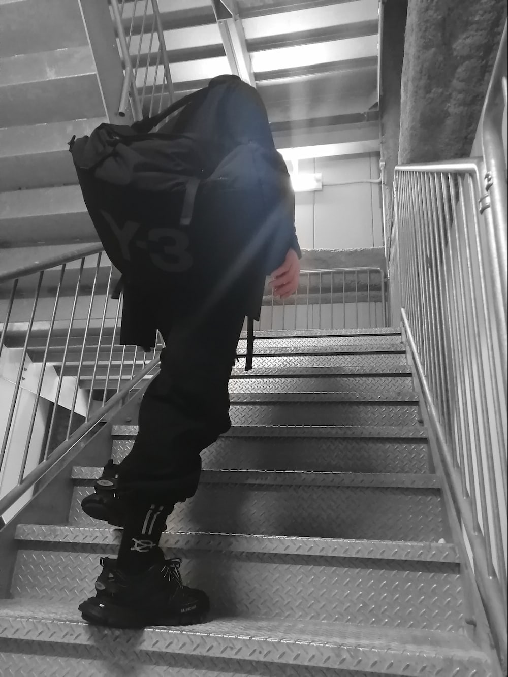 ブラック系のカーゴパンツ、ブラック系のスニーカー、ブラック系のテーラードジャケットを着用したメンズの春コーディネートの3枚目の写真