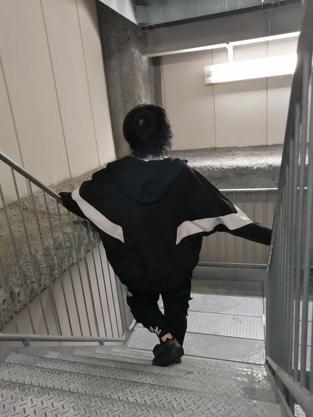 ブラック系のカーゴパンツ、ブラック系のスニーカー、ブラック系のバックパック/リュックを着用したメンズの春コーディネートの4枚目の写真