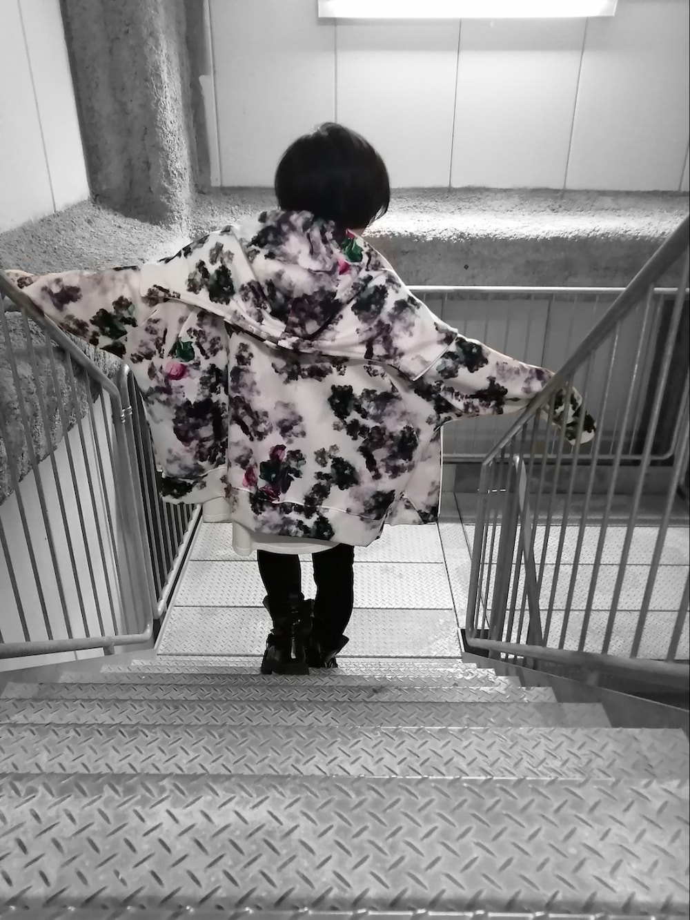 ブラック系のブーツ、ブラック系のパンツ、その他のトップスを着用したメンズの春コーディネートの3枚目の写真