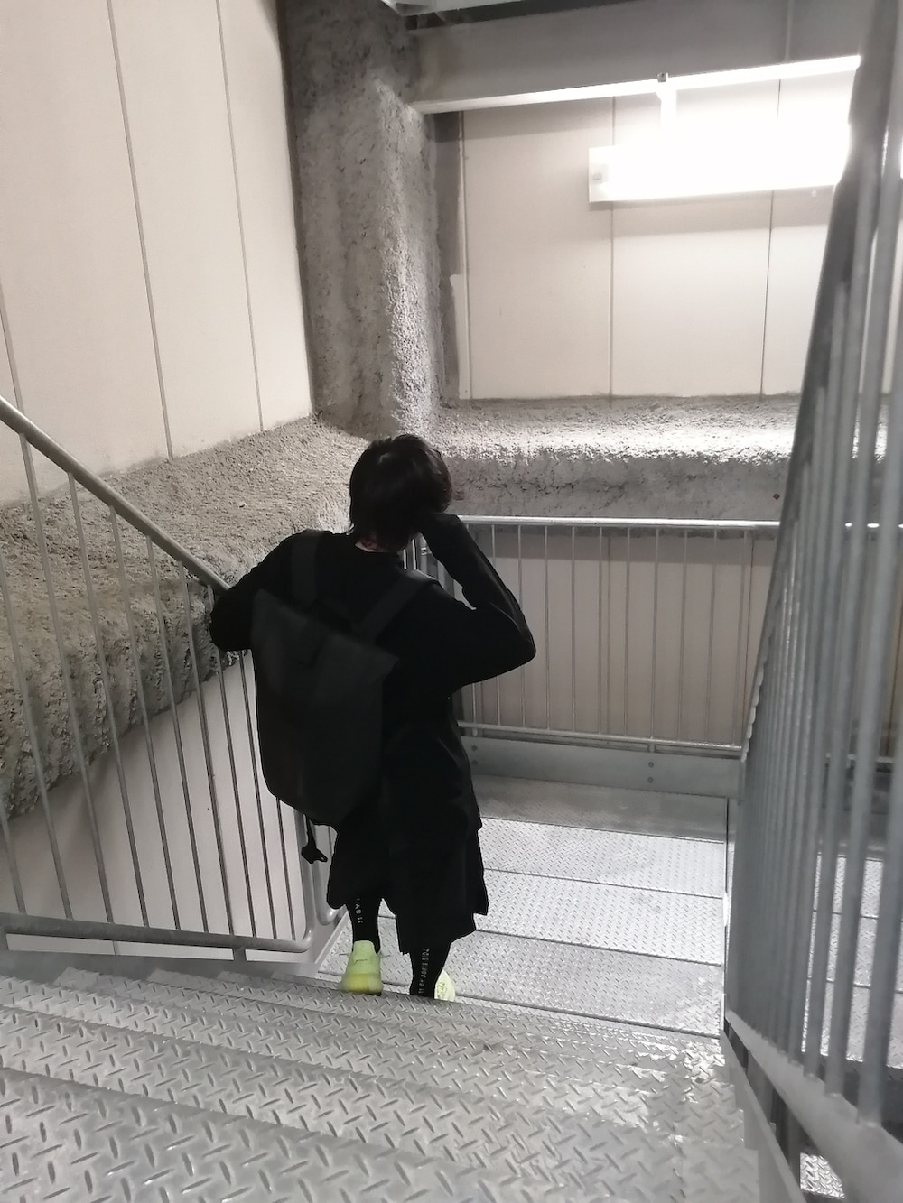 「春コーデ、ストリート、OY、JULIUS、yeezy、yeezyboost350V2、まっく、ハーフパンツ、オールブラック、差し色、11 by boris bidjan saberi、黒、ネオンカラー、ストリートコーデ、ストリート系」｜「Yeezyのアイテム（スニーカー、グリーン系）」を使った、まっくさん（メンズ・175cm）の春コーディネートの2枚目の写真