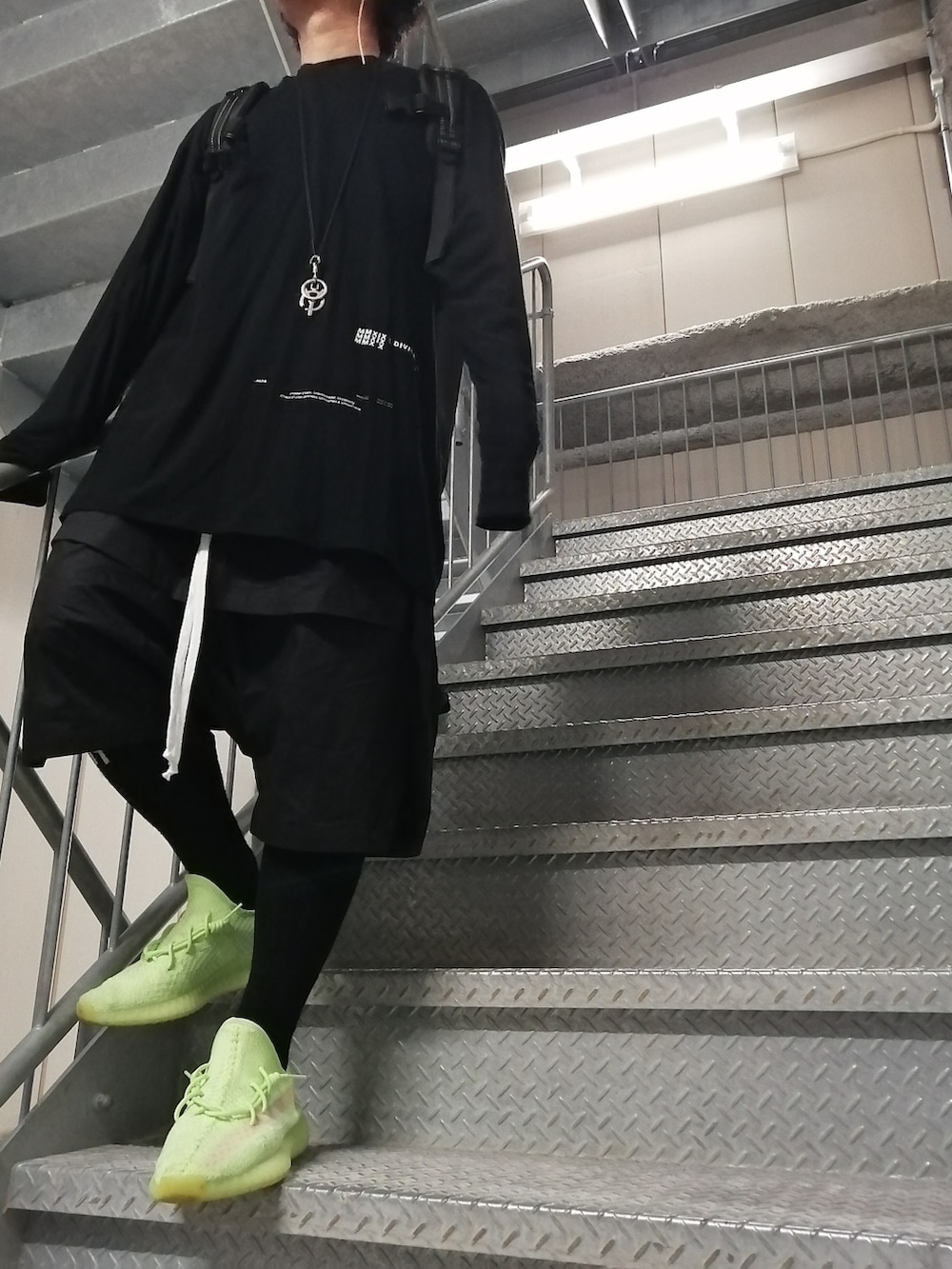 「春コーデ、ストリート、OY、JULIUS、yeezy、yeezyboost350V2、まっく、ハーフパンツ、オールブラック、差し色、11 by boris bidjan saberi、黒、ネオンカラー、ストリートコーデ、ストリート系」｜「Yeezyのアイテム（スニーカー、グリーン系）」を使った、まっくさん（メンズ・175cm）の春コーディネートの3枚目の写真