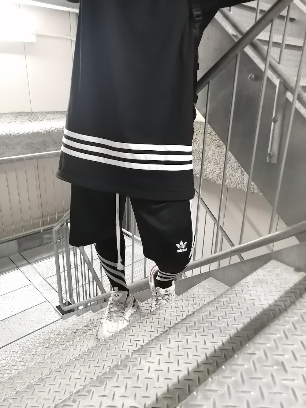 ブラック系のパンツ、ブラック系のTシャツ/カットソー、ブラック系のバックパック/リュックを着用したメンズの春コーディネートの5枚目の写真