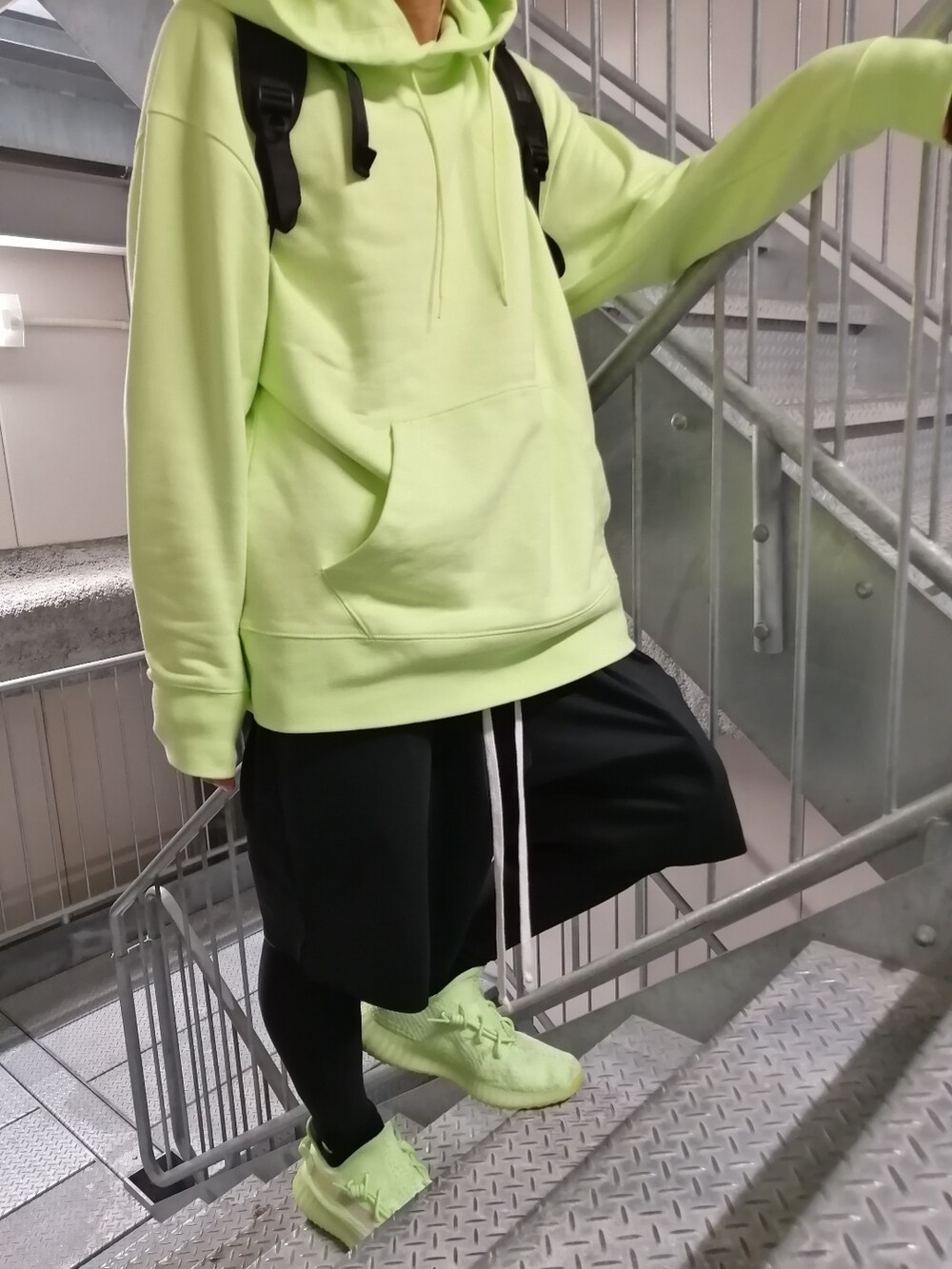 「ビッグシルエット、ストリート、UNIQLO、パーカー、yeezy、yeezyboost、Y-3、yohjiyamamoto、adidas、ゆるコーデ、ソックス、春コーデ、ストリートコーデ、蛍光色、まっく」|「Yeezyのアイテム(スニーカー、グリーン系)」を使った、まっくさん(メンズ・175cm)の春コーディネートの3枚目の写真