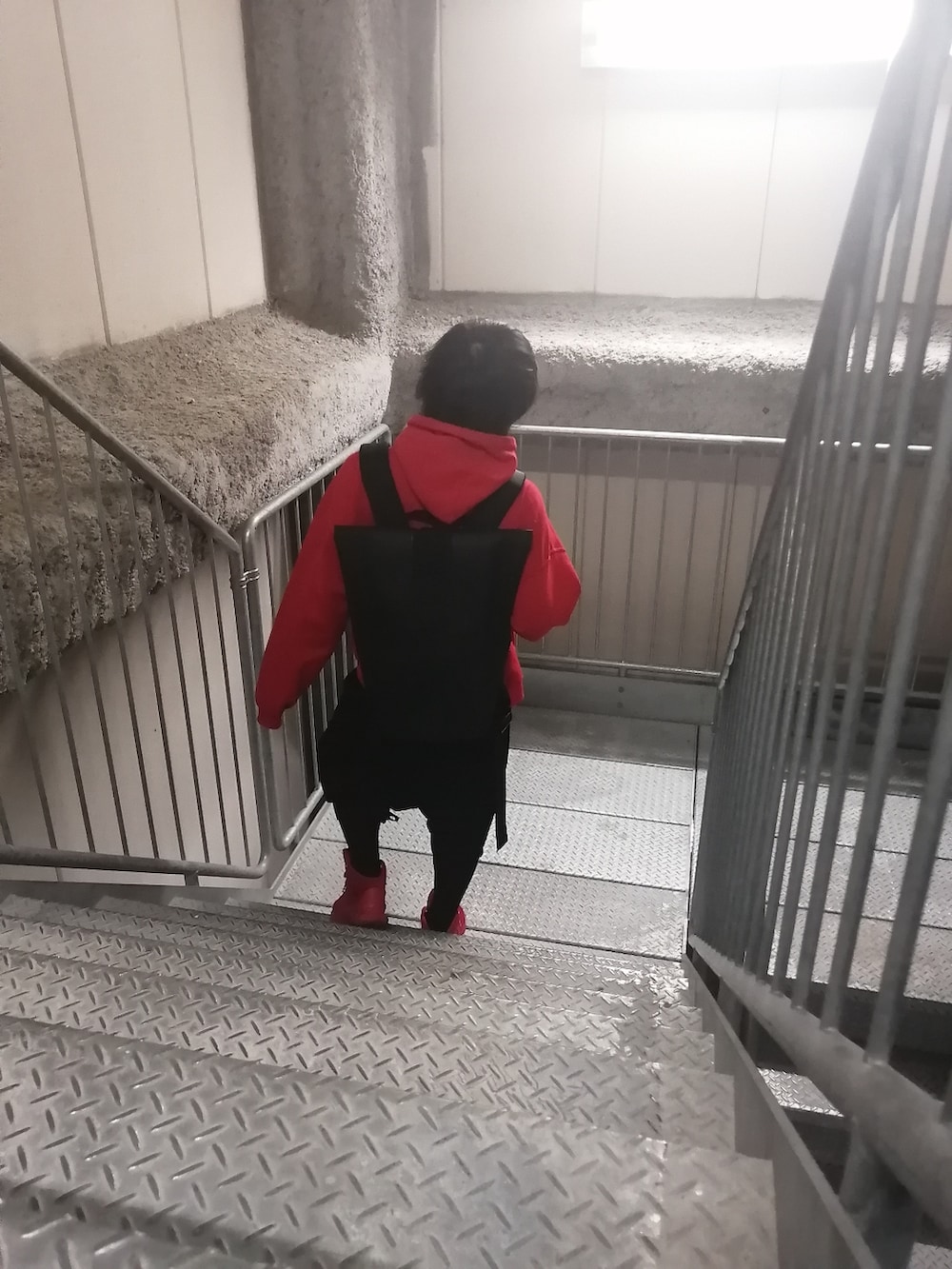 「春コーデ、ootd、11by boris bidjan saberi、underarmour、Y-3、neos、GROUND Y、赤、赤×黒、赤コーデ、ストリートコーデ、ストリート系、まっく、非常階段、オーバーサイズ」｜「UNDER ARMOURのアイテム（スニーカー、レッド系）」を使った、まっくさん（メンズ・175cm）の春コーディネートの2枚目の写真