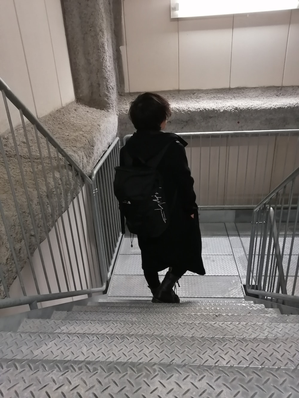 ブラック系のブーツ、ブラック系のバッグ、ブラック系のジャケット/アウターを着用したメンズの春コーディネートの2枚目の写真