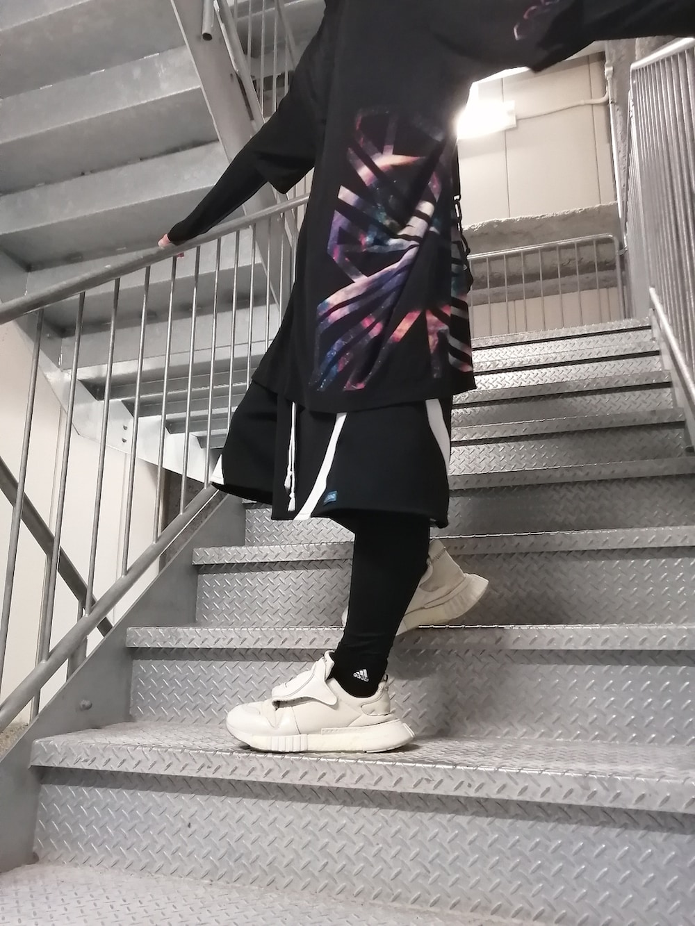 「春、おしゃれさんと繋がりたい、スニーカーコーデ、休日スタイル、ラフ、モノトーンコーデ、ストリート、ストリート系、まっく、GroundY、adidas、maonosuke、春コーデ、ootd、fashion」｜「Y'sのアイテム（ショルダーバッグ、ブラック系）」を使った、まっくさん（メンズ・175cm）の春コーディネートの3枚目の写真