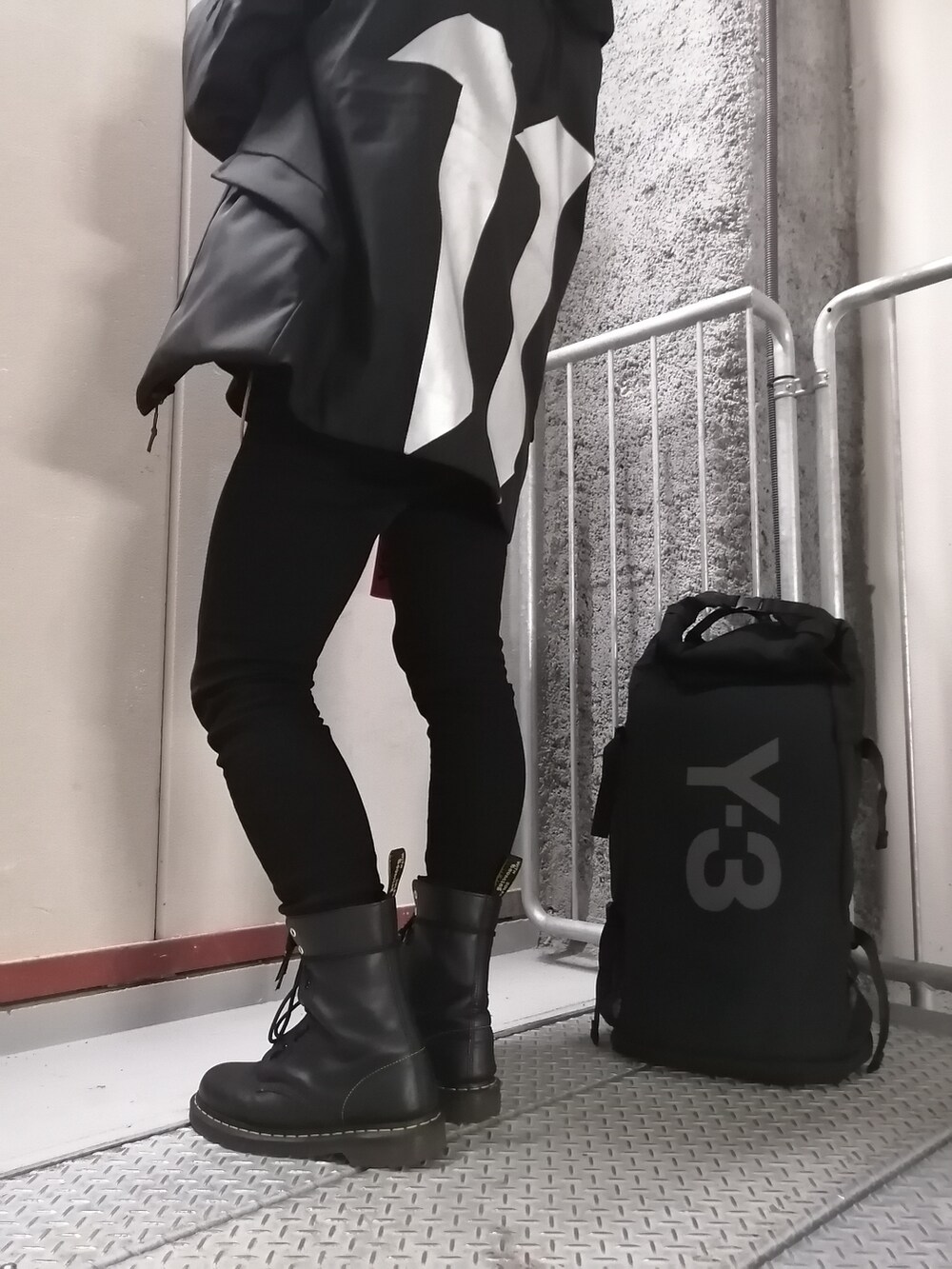 ブラック系のパンツ、ブラック系のブーツ、ブラック系のジャケット/アウターを着用したメンズの春コーディネートの2枚目の写真