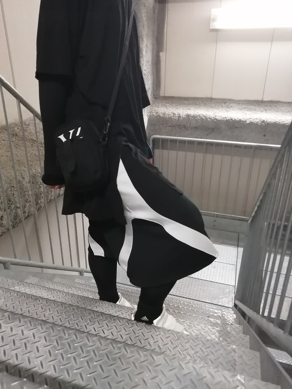 「春、おしゃれさんと繋がりたい、スニーカーコーデ、休日スタイル、ラフ、モノトーンコーデ、ストリート、ストリート系、まっく、GroundY、adidas、maonosuke、春コーデ、ootd、fashion」｜「Y'sのアイテム（ショルダーバッグ、ブラック系）」を使った、まっくさん（メンズ・175cm）の春コーディネートの4枚目の写真