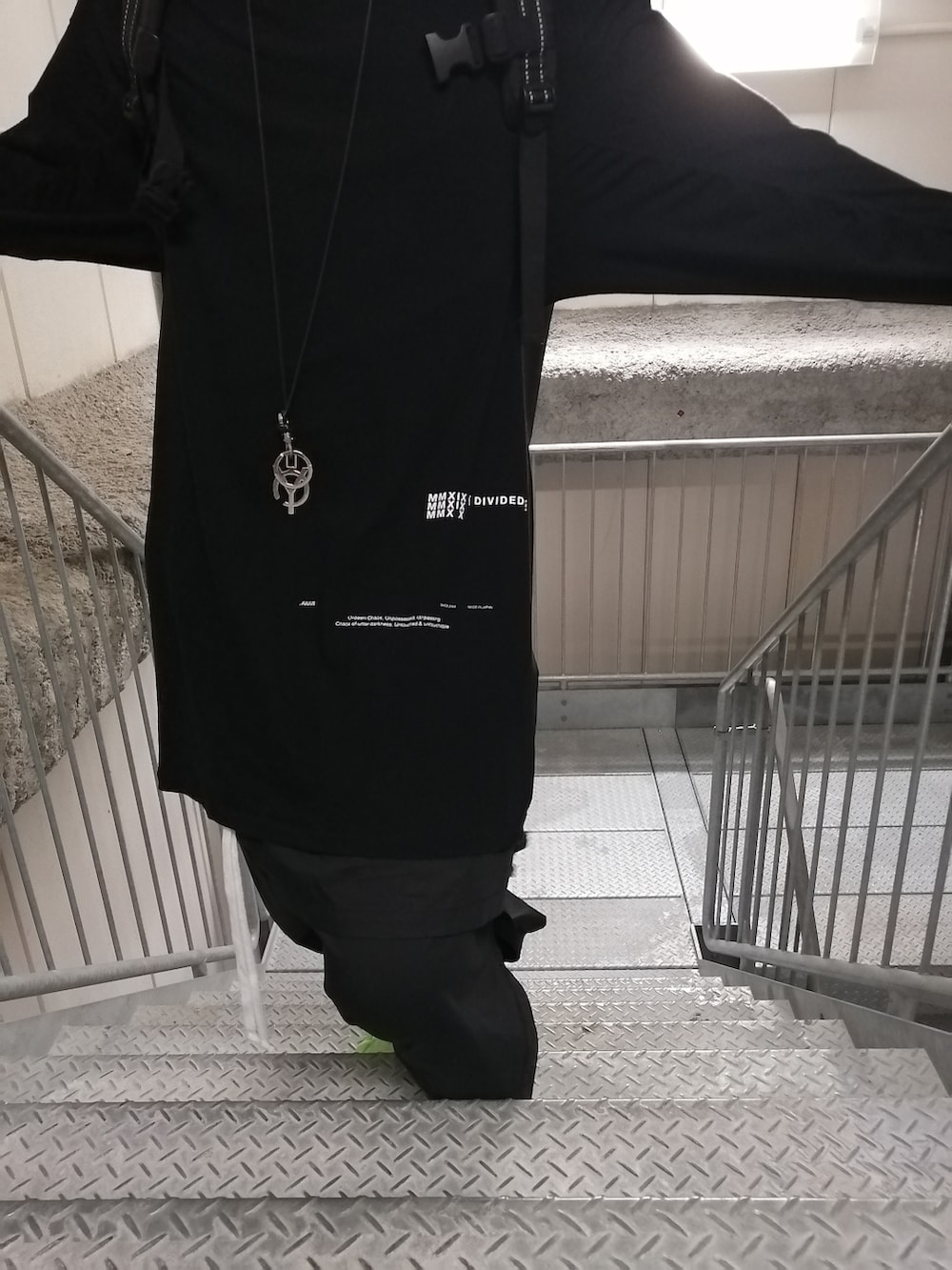「春コーデ、ストリート、OY、JULIUS、yeezy、yeezyboost350V2、まっく、ハーフパンツ、オールブラック、差し色、11 by boris bidjan saberi、黒、ネオンカラー、ストリートコーデ、ストリート系」｜「Yeezyのアイテム（スニーカー、グリーン系）」を使った、まっくさん（メンズ・175cm）の春コーディネートの4枚目の写真