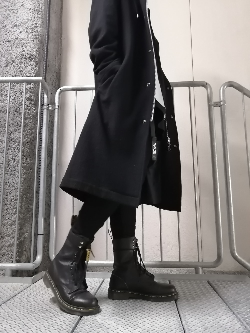 ブラック系のブーツ、ブラック系のバッグ、ブラック系のジャケット/アウターを着用したメンズの春コーディネートの4枚目の写真