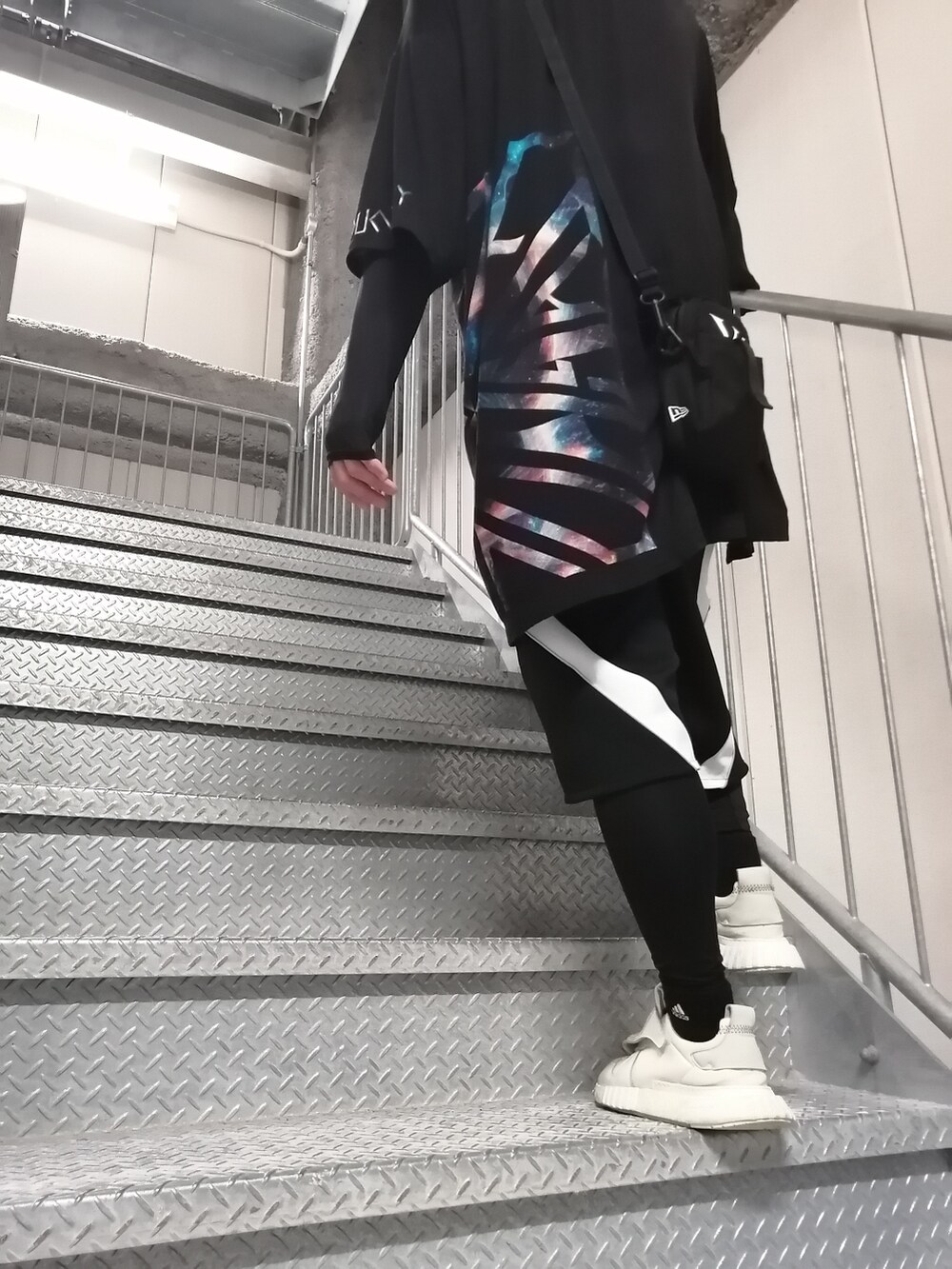 「春、おしゃれさんと繋がりたい、スニーカーコーデ、休日スタイル、ラフ、モノトーンコーデ、ストリート、ストリート系、まっく、GroundY、adidas、maonosuke、春コーデ、ootd、fashion」｜「Y'sのアイテム（ショルダーバッグ、ブラック系）」を使った、まっくさん（メンズ・175cm）の春コーディネートの5枚目の写真