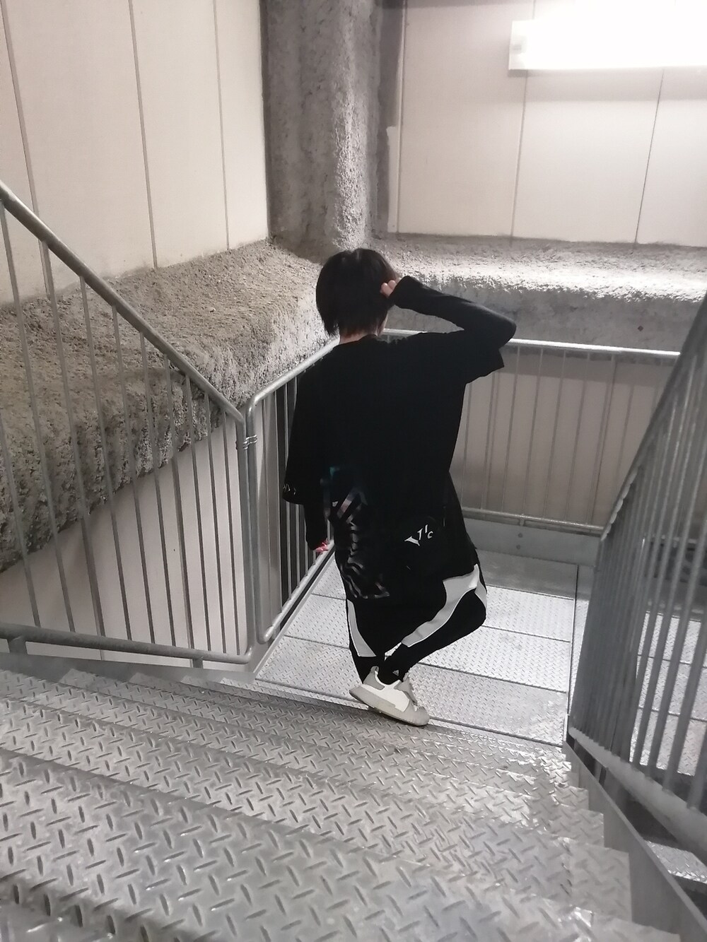 「春、おしゃれさんと繋がりたい、スニーカーコーデ、休日スタイル、ラフ、モノトーンコーデ、ストリート、ストリート系、まっく、GroundY、adidas、maonosuke、春コーデ、ootd、fashion」｜「Y'sのアイテム（ショルダーバッグ、ブラック系）」を使った、まっくさん（メンズ・175cm）の春コーディネートの2枚目の写真