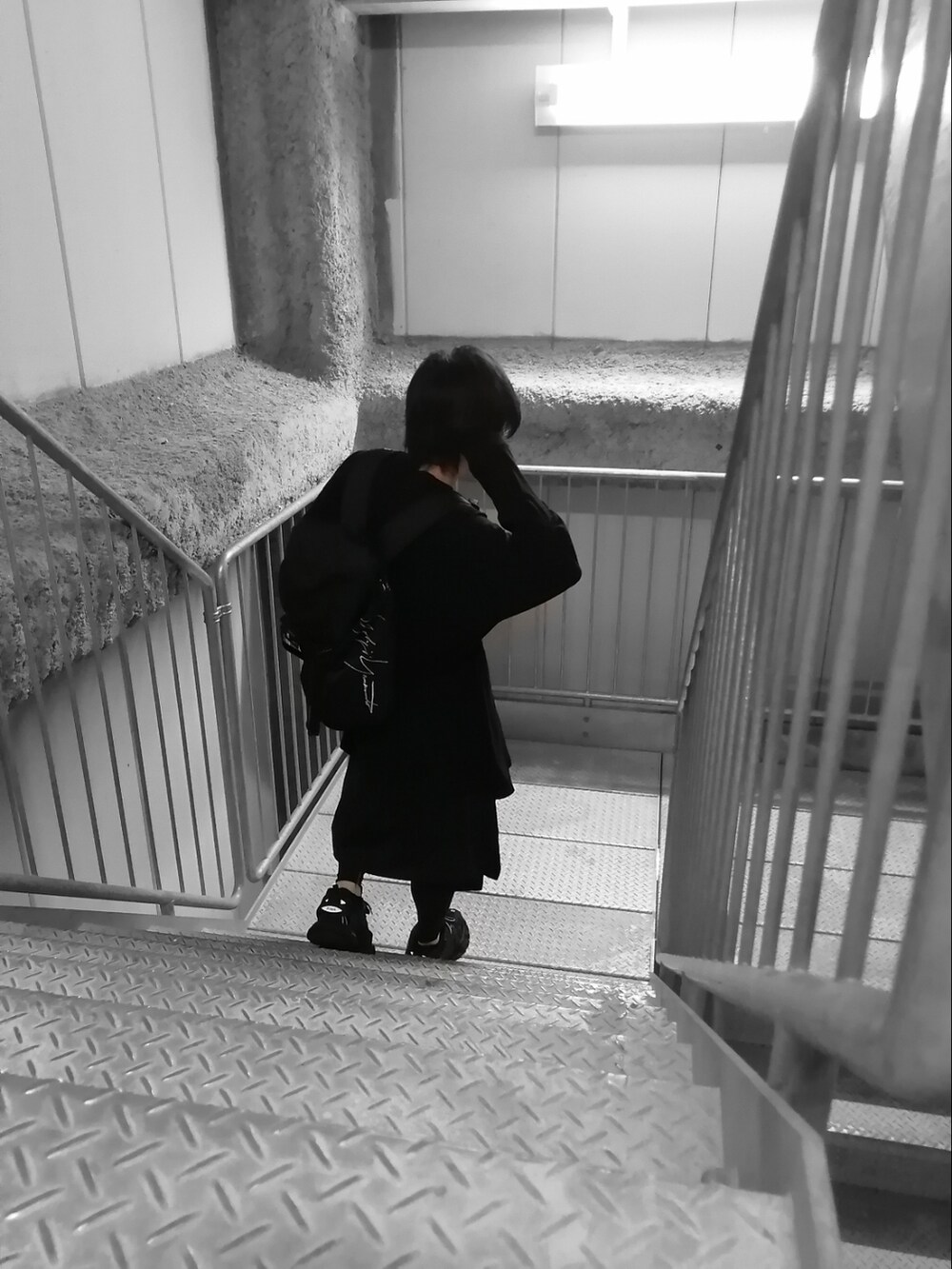 ブラック系のスニーカー、ブラック系のTシャツ/カットソー、ブラック系のパンツを着用したメンズの春コーディネートの2枚目の写真