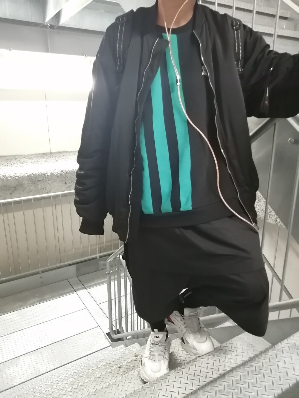 「はじめましてコーデ、春夏コーデ、春、ストリート、ビックシルエット、オーバーサイズ、まっく、adidas、OY、11by boris bidjan saberi、FILA、スニーカー、モードストリート、ハーフパンツ、ソックス」｜「Joe chiaのアイテム（パンツ、ブラック系）」を使った、まっくさん（メンズ・175cm）の春コーディネートの4枚目の写真