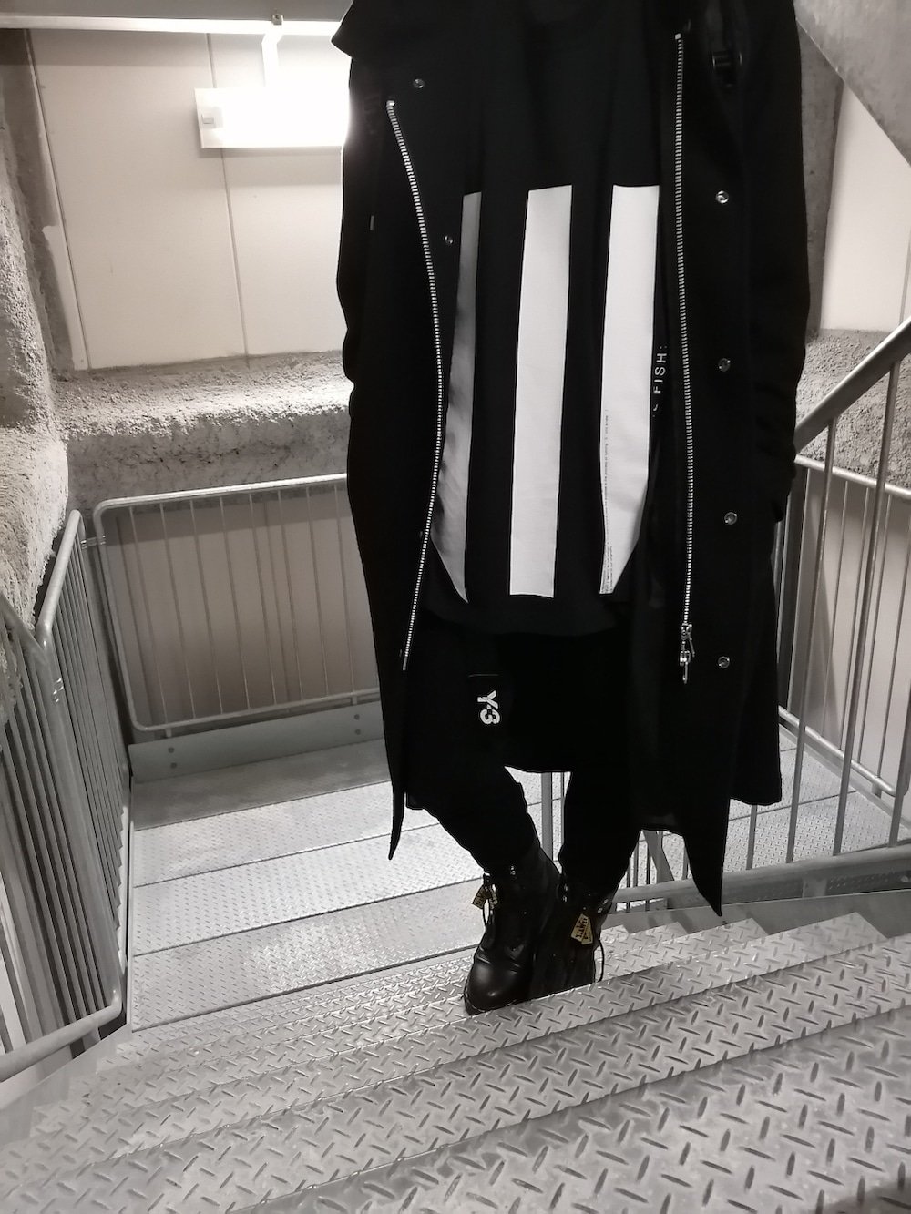 ブラック系のブーツ、ブラック系のバッグ、ブラック系のジャケット/アウターを着用したメンズの春コーディネートの3枚目の写真