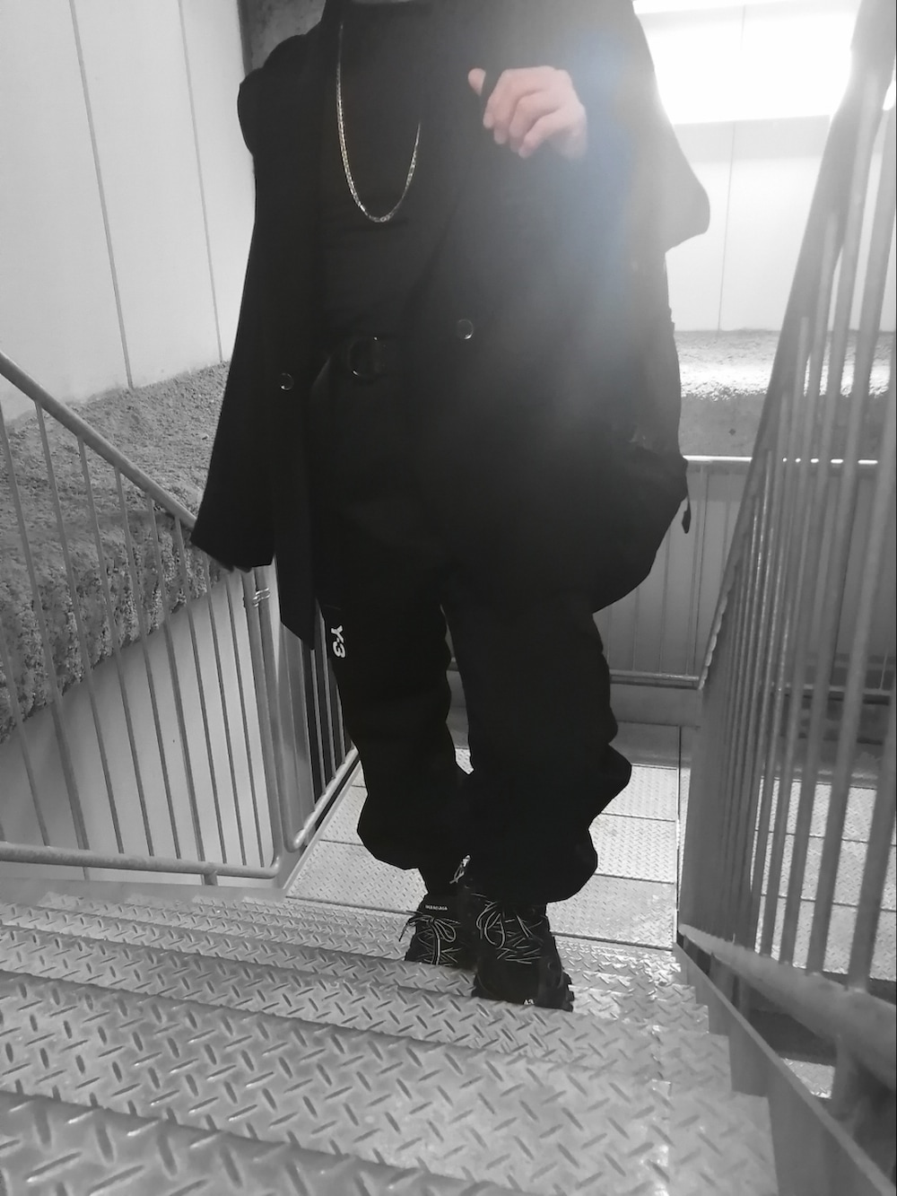 ブラック系のカーゴパンツ、ブラック系のスニーカー、ブラック系のテーラードジャケットを着用したメンズの春コーディネートの5枚目の写真