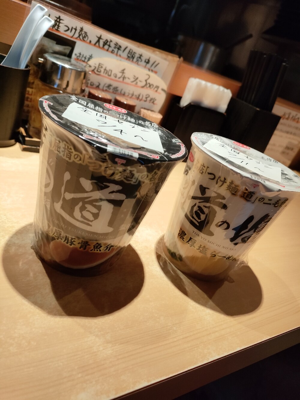 ホワイト系のスニーカー、ブラック系のバックパック/リュック、ホワイト系のTシャツ/カットソーを着用したメンズの夏コーディネートの2枚目の写真