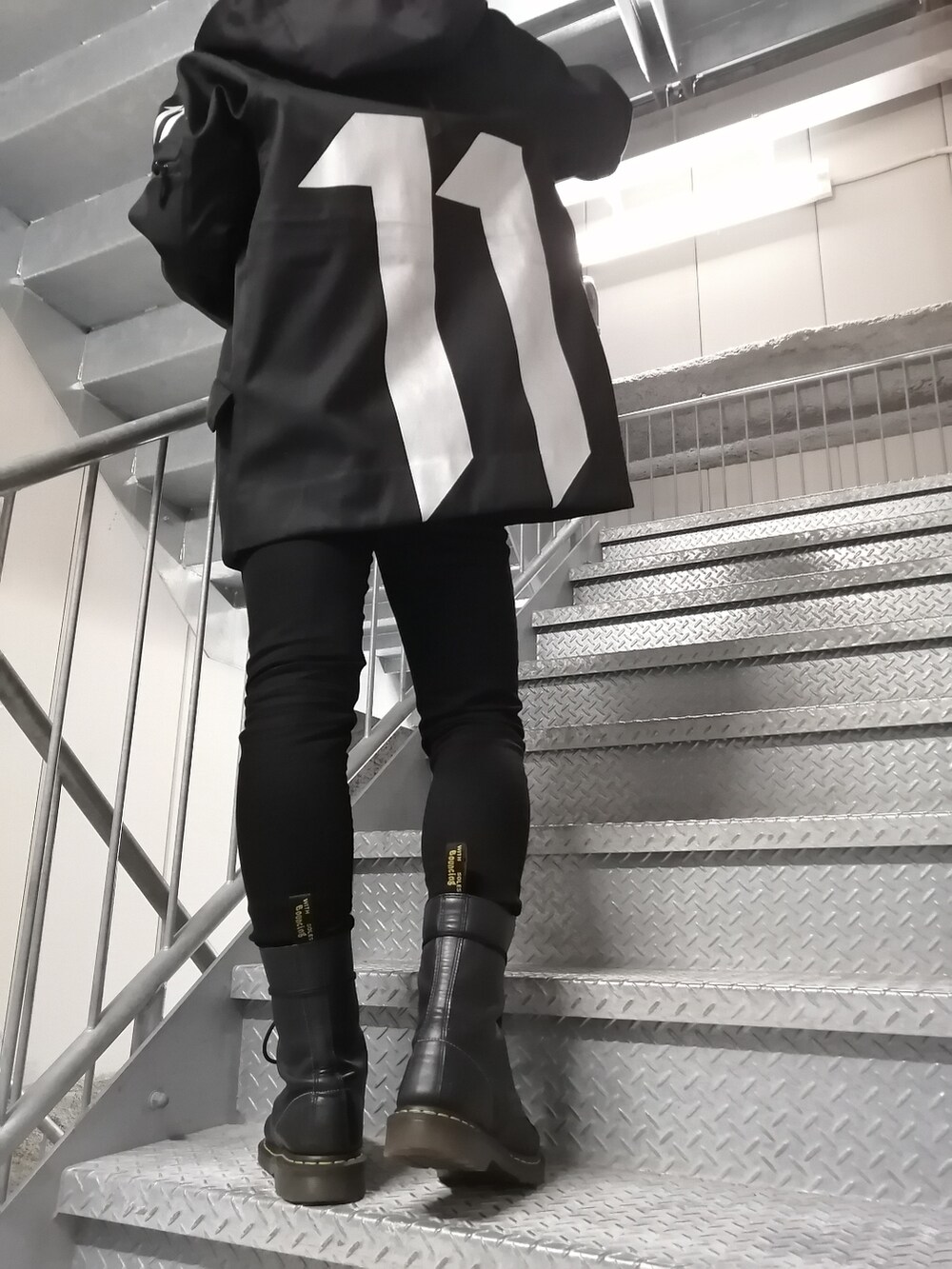 ブラック系のパンツ、ブラック系のブーツ、ブラック系のジャケット/アウターを着用したメンズの春コーディネートの5枚目の写真