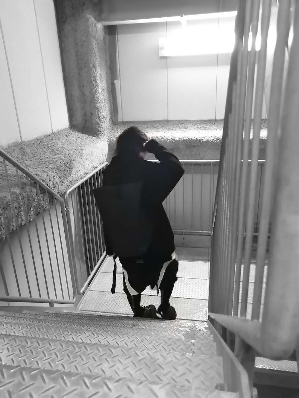 ブラック系のパーカー、ブラック系のパンツ、ブラック系のスニーカーを着用したメンズの春コーディネートの3枚目の写真