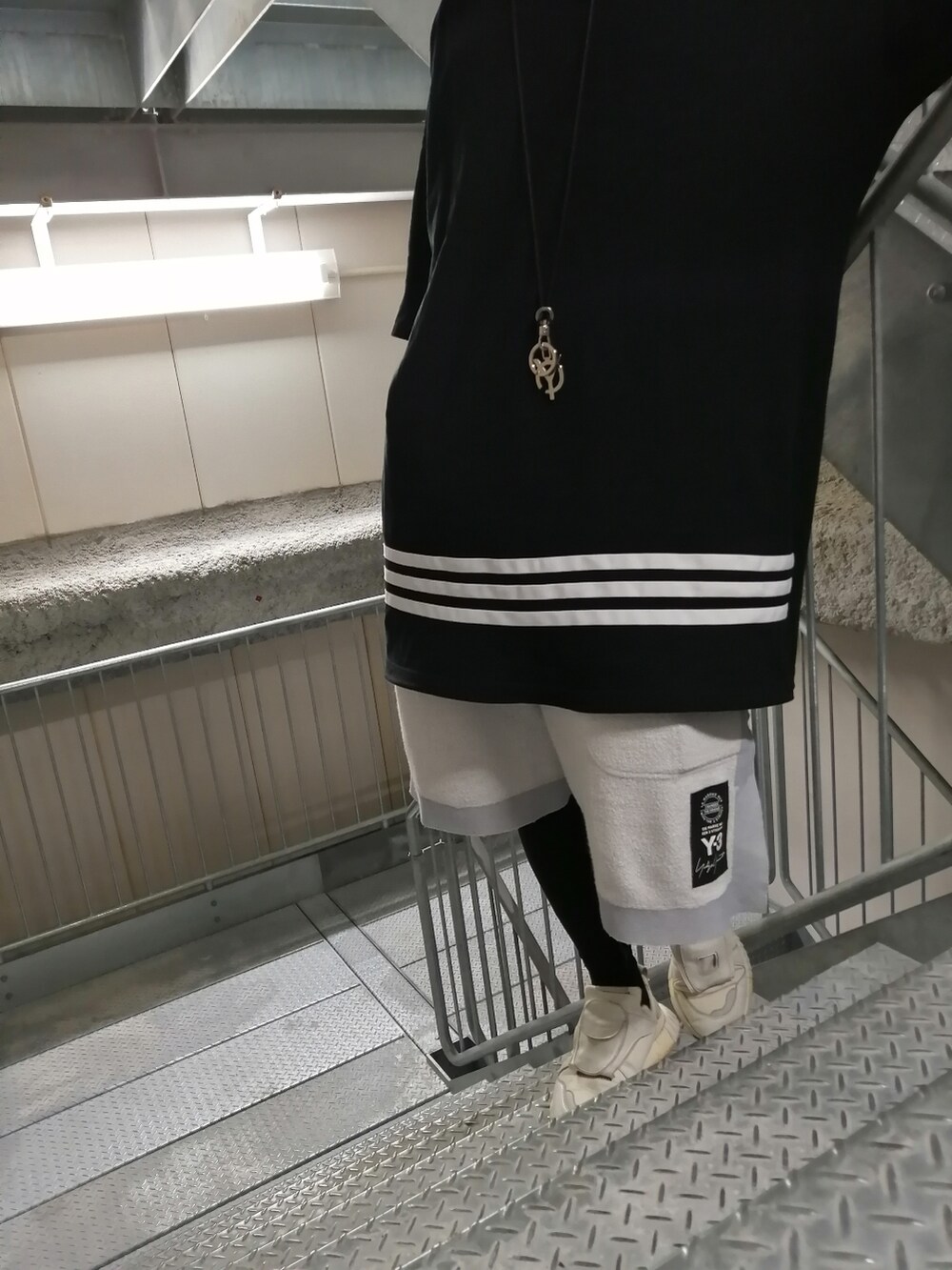 「モノトーン、大人コーデ、ストリート、まっく、Y-3、adidas、OY、11 by boris bidjan saberi、今日のコーデ、ootd、モードストリート、オーバーサイズ、夏コーデ、シャツ、スニーカー」｜「adidasのアイテム（スニーカー、ホワイト系）」を使った、まっくさん（メンズ・175cm）の春コーディネートの4枚目の写真