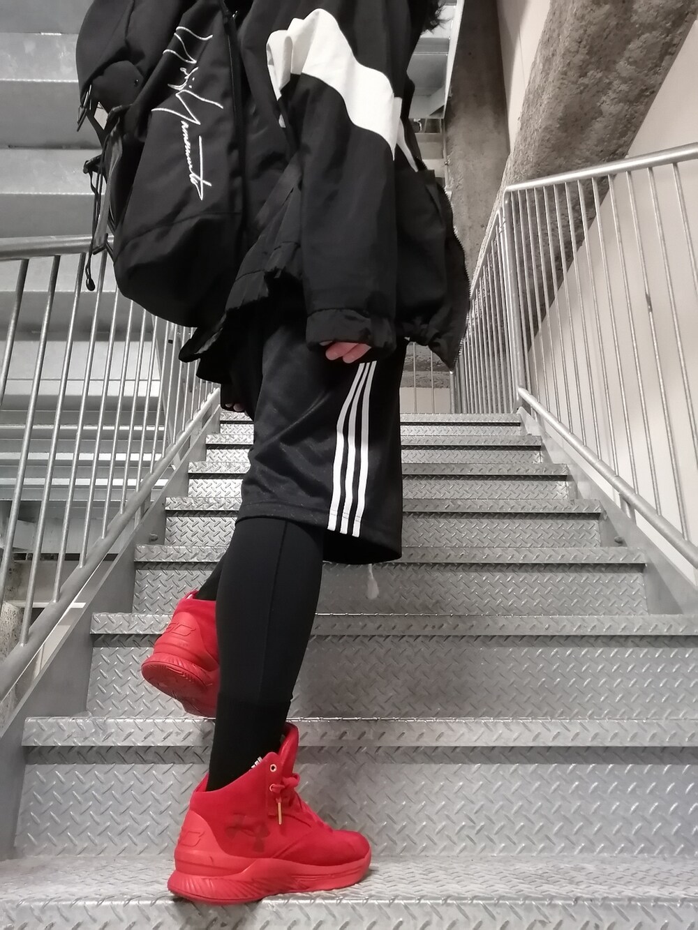 レッド系のスニーカー、ブラック系のパンツ、ブラック系のジャケット/アウターを着用したメンズの春コーディネートの4枚目の写真