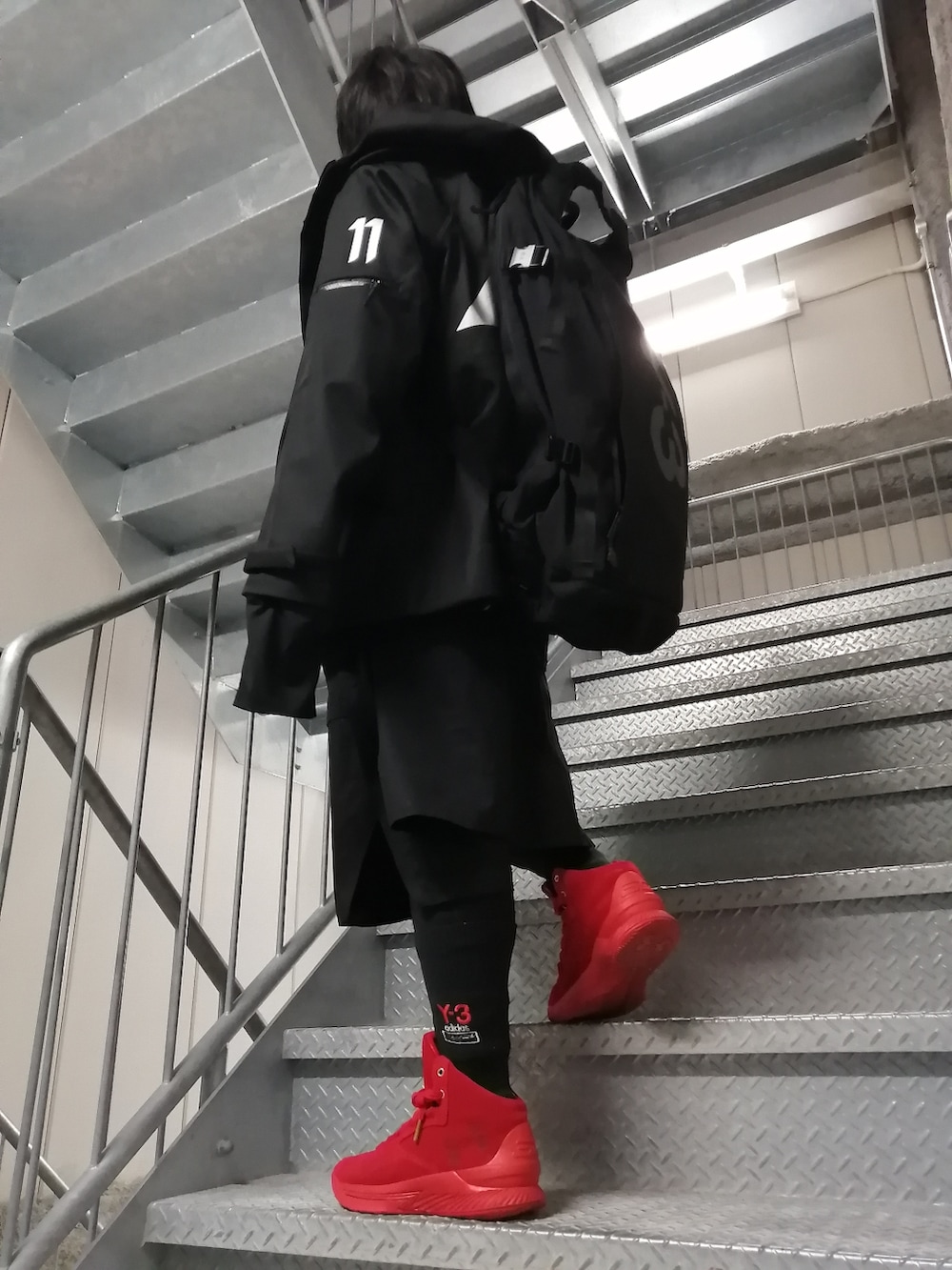 レッド系のスニーカー、ブラック系のパンツ、ブラック系のジャケット/アウターを着用したメンズの春コーディネートの5枚目の写真