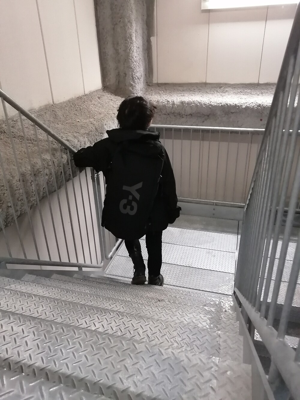 ブラック系のパンツ、ブラック系のブーツ、ブラック系のジャケット/アウターを着用したメンズの春コーディネートの4枚目の写真