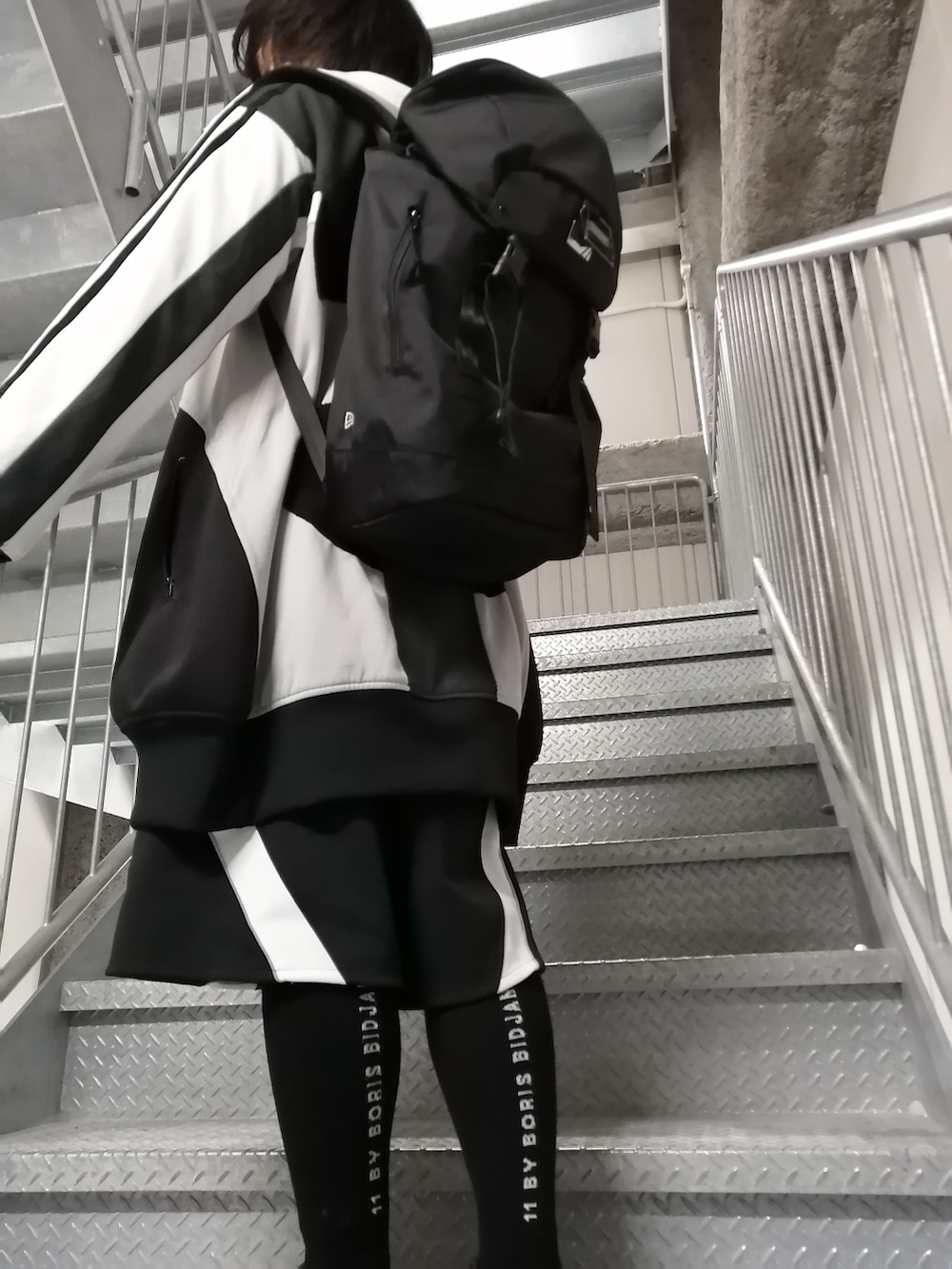 ブラック系のその他パンツ、ブラック系のスニーカー、ブラック系のバッグを着用したメンズの春コーディネートの4枚目の写真