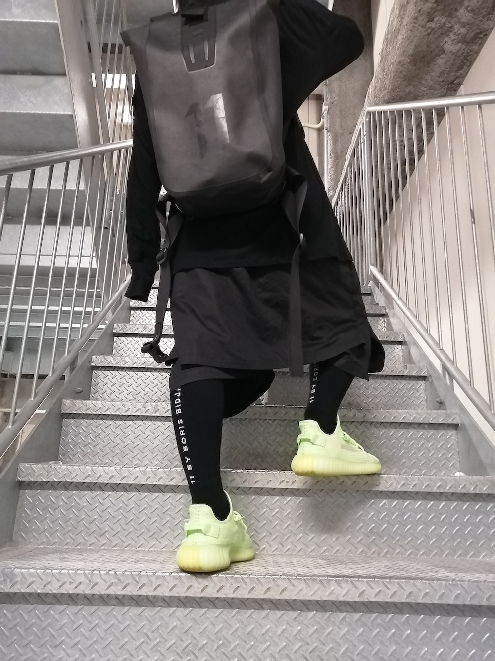 「春コーデ、ストリート、OY、JULIUS、yeezy、yeezyboost350V2、まっく、ハーフパンツ、オールブラック、差し色、11 by boris bidjan saberi、黒、ネオンカラー、ストリートコーデ、ストリート系」｜「Yeezyのアイテム（スニーカー、グリーン系）」を使った、まっくさん（メンズ・175cm）の春コーディネートの5枚目の写真