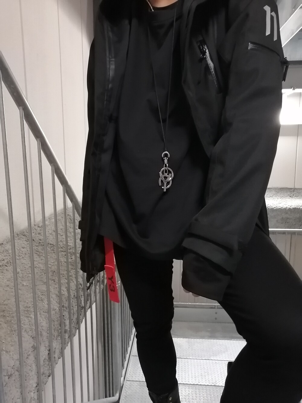 ブラック系のパンツ、ブラック系のブーツ、ブラック系のジャケット/アウターを着用したメンズの春コーディネートの3枚目の写真