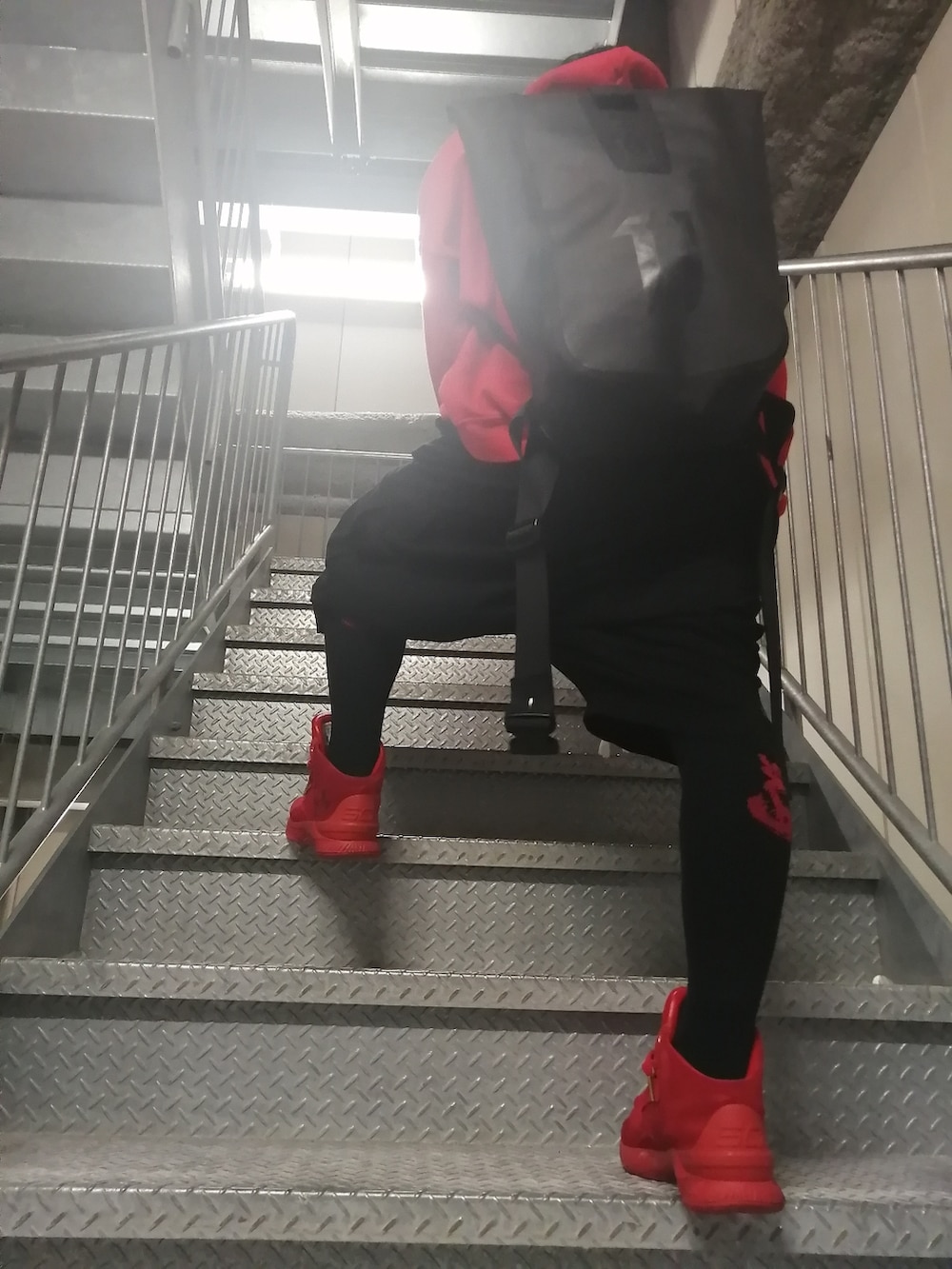 「春コーデ、ootd、11by boris bidjan saberi、underarmour、Y-3、neos、GROUND Y、赤、赤×黒、赤コーデ、ストリートコーデ、ストリート系、まっく、非常階段、オーバーサイズ」｜「UNDER ARMOURのアイテム（スニーカー、レッド系）」を使った、まっくさん（メンズ・175cm）の春コーディネートの3枚目の写真