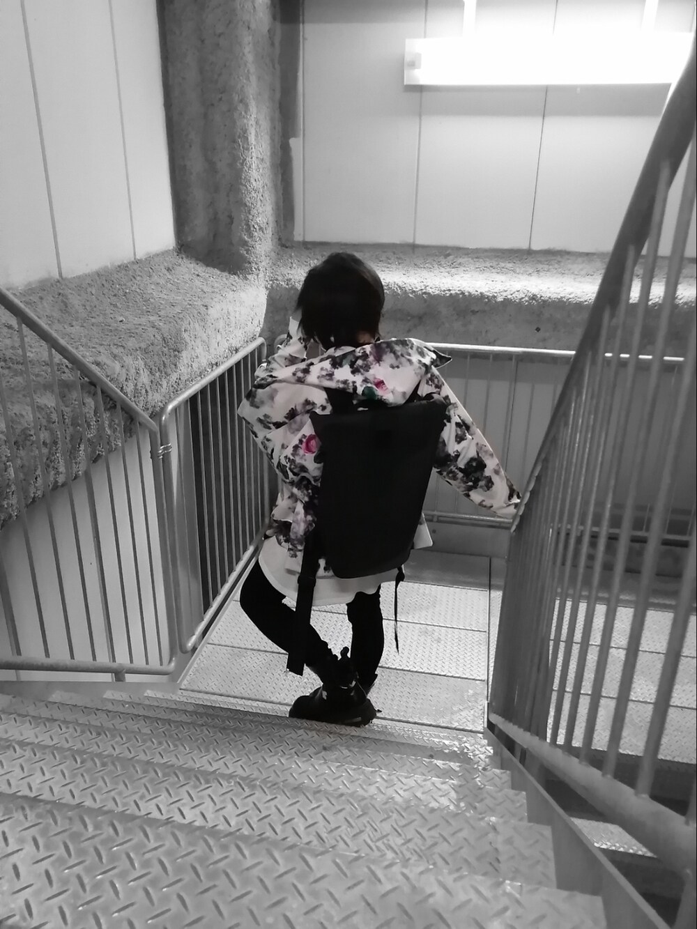 ブラック系のブーツ、ブラック系のパンツ、その他のトップスを着用したメンズの春コーディネートの2枚目の写真