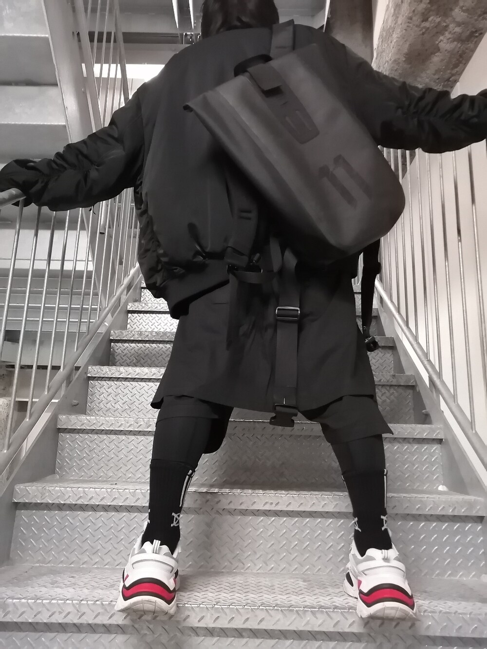「はじめましてコーデ、春夏コーデ、春、ストリート、ビックシルエット、オーバーサイズ、まっく、adidas、OY、11by boris bidjan saberi、FILA、スニーカー、モードストリート、ハーフパンツ、ソックス」｜「Joe chiaのアイテム（パンツ、ブラック系）」を使った、まっくさん（メンズ・175cm）の春コーディネートの5枚目の写真