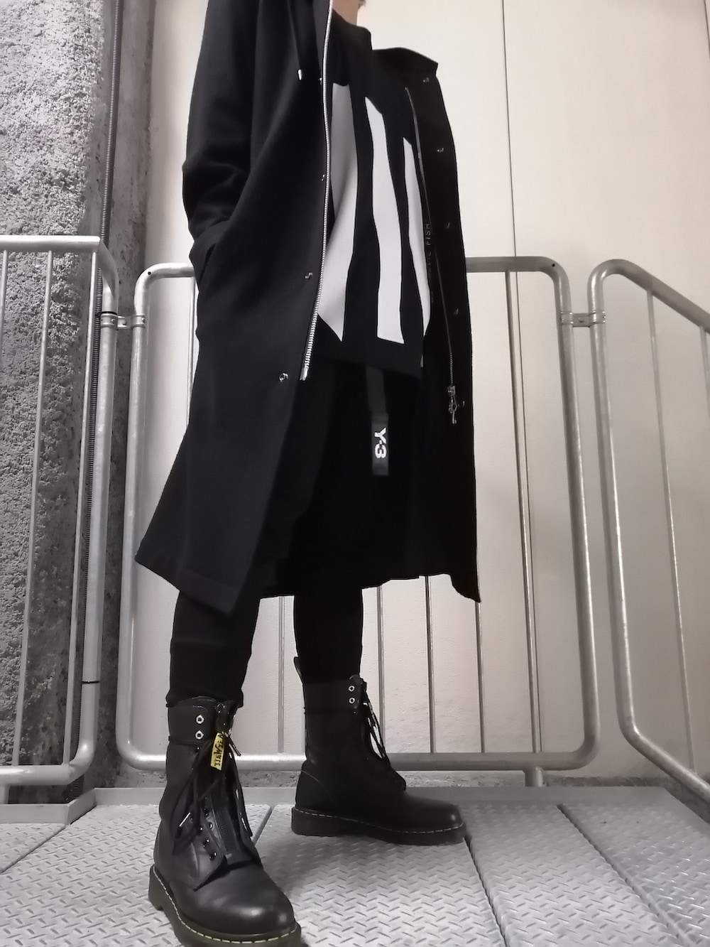 ブラック系のブーツ、ブラック系のバッグ、ブラック系のジャケット/アウターを着用したメンズの春コーディネートの5枚目の写真