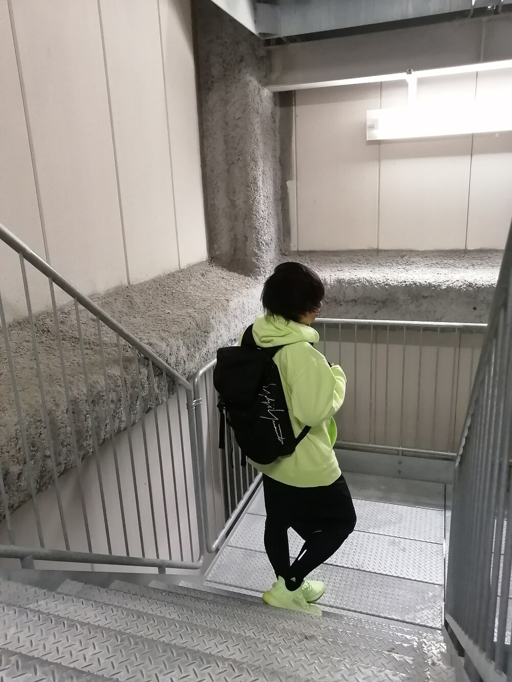 「ビッグシルエット、ストリート、UNIQLO、パーカー、yeezy、yeezyboost、Y-3、yohjiyamamoto、adidas、ゆるコーデ、ソックス、春コーデ、ストリートコーデ、蛍光色、まっく」|「Yeezyのアイテム(スニーカー、グリーン系)」を使った、まっくさん(メンズ・175cm)の春コーディネートの2枚目の写真