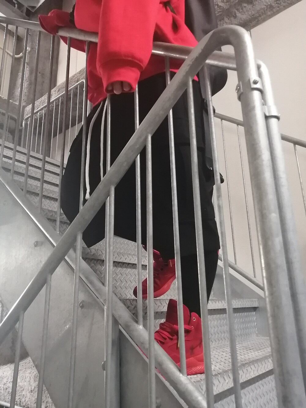 「春コーデ、ootd、11by boris bidjan saberi、underarmour、Y-3、neos、GROUND Y、赤、赤×黒、赤コーデ、ストリートコーデ、ストリート系、まっく、非常階段、オーバーサイズ」｜「UNDER ARMOURのアイテム（スニーカー、レッド系）」を使った、まっくさん（メンズ・175cm）の春コーディネートの4枚目の写真
