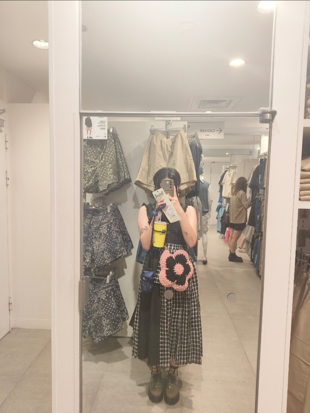 ベージュ系のシューズ、ピンク系のバッグを着用したレディースの夏コーディネートの2枚目の写真