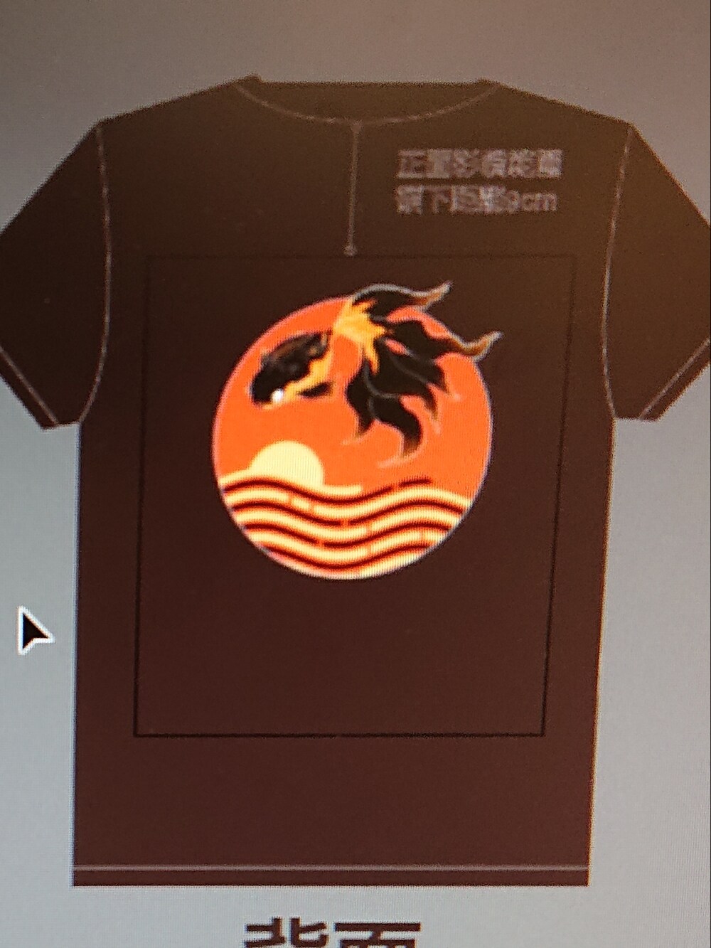 ブラック系のTシャツ/カットソー、ベージュ系のパンツ、ブラック系のブーツを着用したレディースの春コーディネートの2枚目の写真