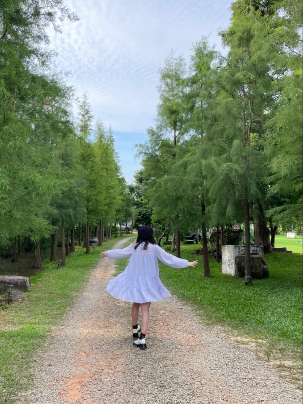 パープル系のワンピース、ベージュ系のシューズを着用したレディースの夏コーディネートの2枚目の写真