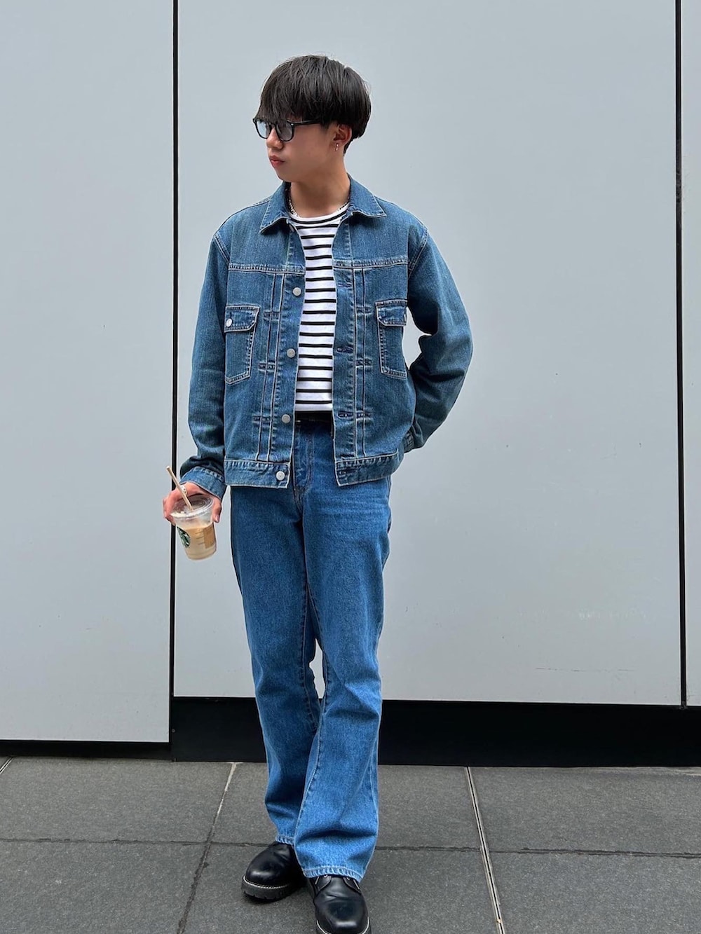 ブラック系のその他シューズ、ブルー系のデニムパンツ、ブルー系のデニムジャケットを着用したメンズの秋コーディネートの2枚目の写真